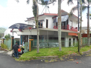 Di Jual Villa di Simpang Flamboyan Batu